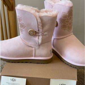 Women’s UGG BAILEY BUTTON KIMONO FLOWER PINK BOOTS